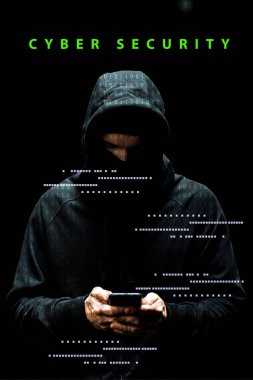 Siber güvenlik harflerinin yanında akıllı telefon kullanan bir hacker. 