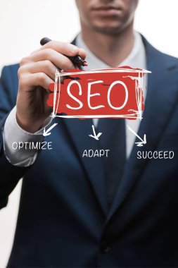 Resmi olarak seçilmiş iş adamlarının odak noktası seo harflerinin yanındaki keçeli kalemdir. 