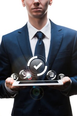 Beyaz web simgelerinin yanında dijital tablet tutan işadamlarının kırpılmış görüntüsü 