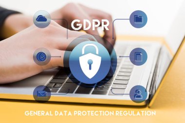 GDPR harflerinin yanındaki dizüstü bilgisayarı kullanarak bilgisayarı kapat 