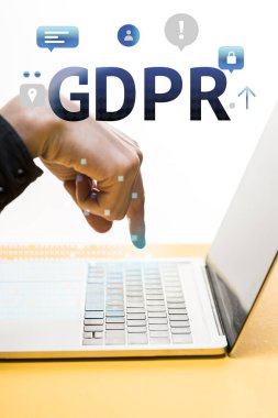 Beyaz harflerle GDPR harflerinin yanındaki dizüstü bilgisayarı gösteren adam görüşü. 