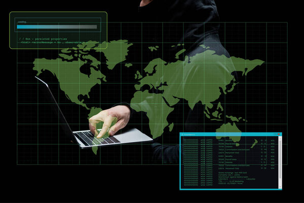 Изображение хакера в капюшоне с ноутбука рядом с картой мира в черном
 