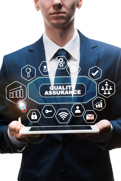 обрезанный взгляд бизнесмена, держащего цифровой планшет рядом с гарантией качества надписи на белом
 