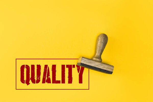 вид сверху на марку с качественной надписью на желтом
