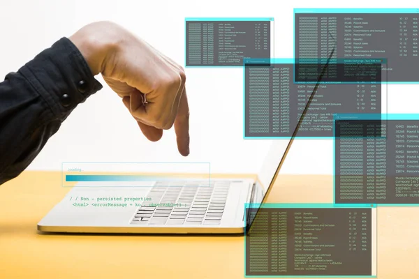 Abgeschnittene Ansicht Von Hackern Die Mit Dem Finger Auf Laptop — Stockfoto