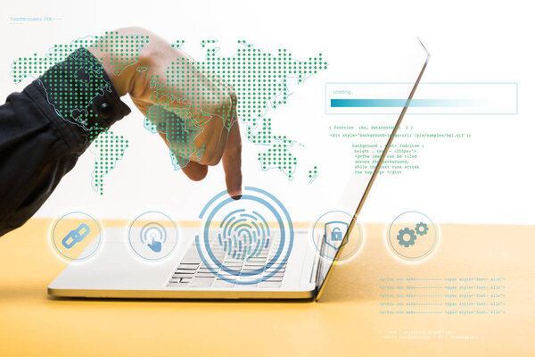 обрезанный вид хакера, указывающего пальцем на ноутбук рядом с веб-иконками на белом, концепция кибербезопасности
  