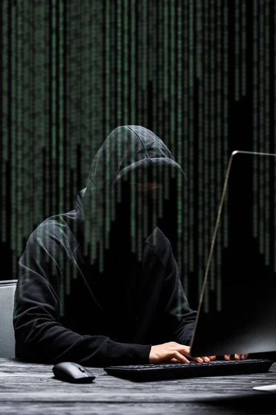 Hacker Máscara Sentado Perto Monitor Computador Digitando Teclado Computador Perto — Fotografia de Stock