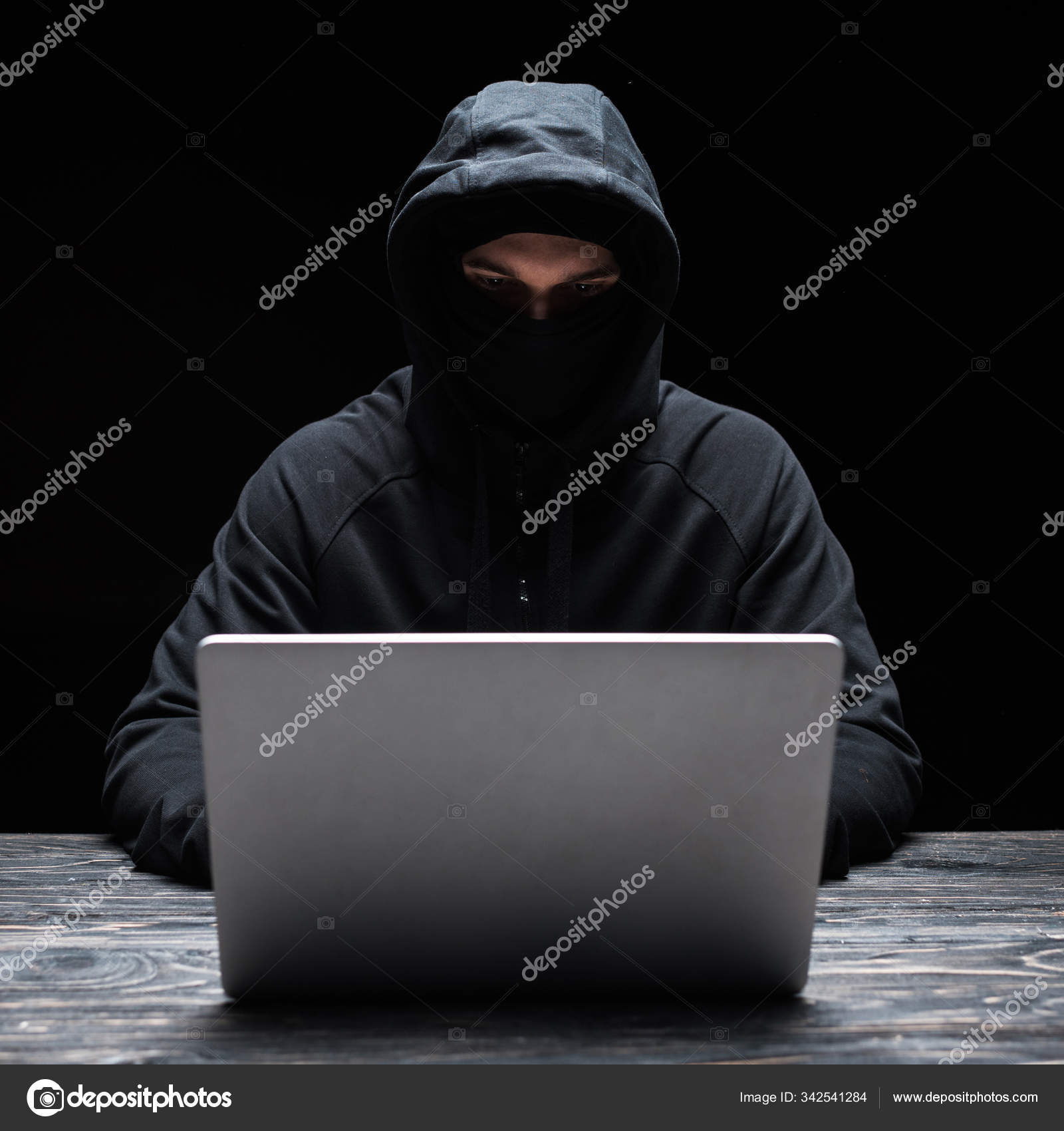 Jeune Hacker Masque Capuche Aide Ordinateur Portable Isole Sur Noir Image Libre De Droit Par Vitalikradko C 342541284