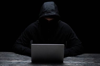 Siyah üzerine izole edilmiş dizüstü bilgisayar kullanarak mahalledeki hacker 