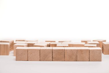 Beyaz üzerine izole edilmiş tahta küplerin seçici odak noktası