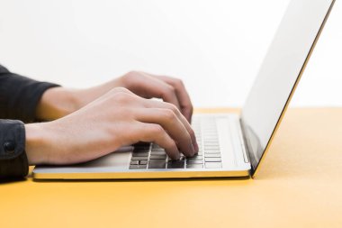 Beyazda izole edilmiş dizüstü bilgisayar kullanan hacker görüntüsü 