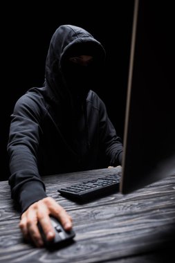 Siyahta izole edilmiş bilgisayar kullanarak mahalledeki hacker 'ın seçici odağı 