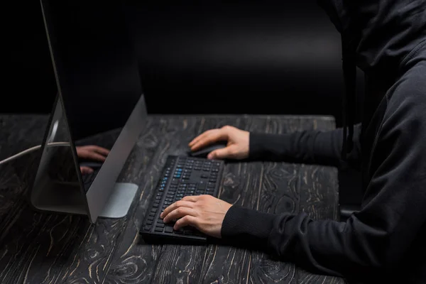 컴퓨터 키보드로 타이핑하는 해커의 — 스톡 사진