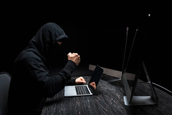 Boze Hacker Met Gebalde Vuist Buurt Van Laptop Computer Monitoren — Stockfoto