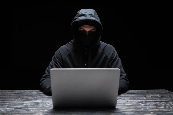 Hacker Máscara Capuz Usando Laptop Isolado Preto — Fotografia de Stock