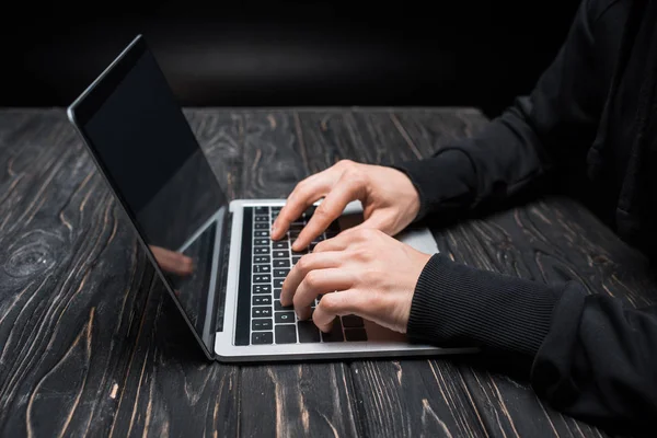 Vista Recortada Hacker Escribiendo Teclado Del Ordenador Portátil Negro —  Fotos de Stock