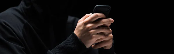 Tiro Panorámico Hacker Usando Teléfono Inteligente Aislado Negro — Foto de Stock