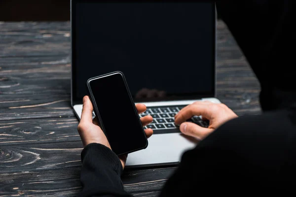 Bijgesneden Weergave Van Hacker Met Behulp Van Smartphone Buurt Van — Stockfoto