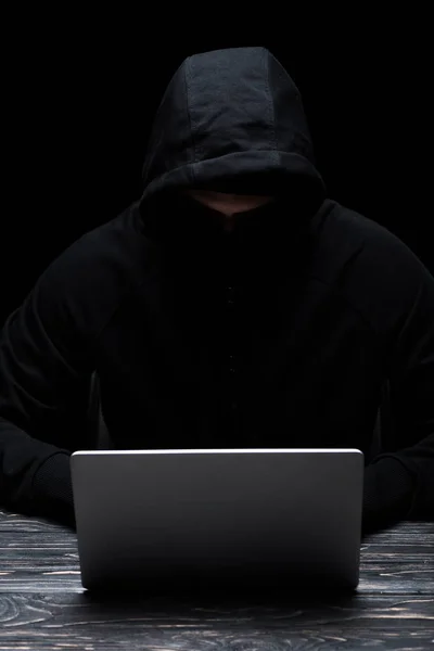 Ανώνυμη Hacker Στο Καπό Χρησιμοποιώντας Φορητό Υπολογιστή Απομονώνονται Μαύρο — Φωτογραφία Αρχείου