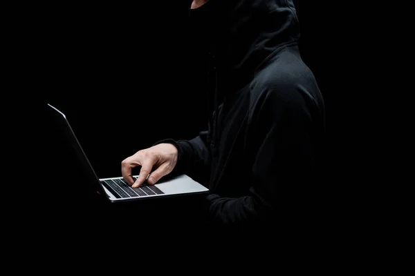 Abgeschnittene Ansicht Von Hacker Kapuze Mit Laptop Isoliert Auf Schwarz — Stockfoto