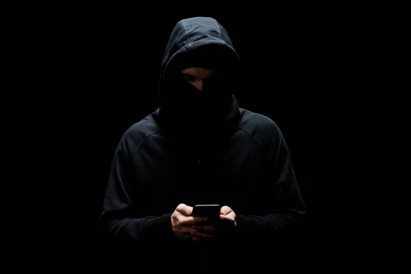 Hacker Capuz Máscara Usando Smartphone Isolado Preto — Fotografia de Stock