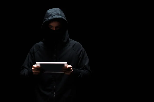 Hacker Anônimo Capa Máscara Usando Tablet Digital Isolado Preto — Fotografia de Stock