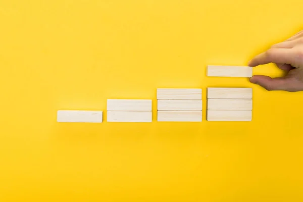 Bijgesneden Weergave Van Mens Met Houten Blok Geïsoleerd Geel — Stockfoto