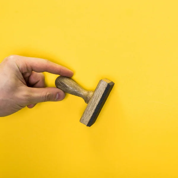 Abgeschnittene Ansicht Des Menschen Mit Stempel Auf Gelb Qualitätskonzept — Stockfoto