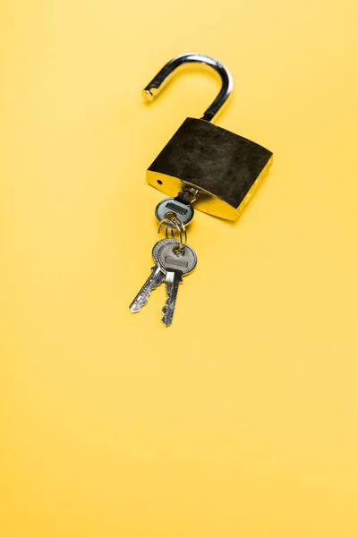 鍵が黄色で隔離された金属製南京錠 — ストック写真