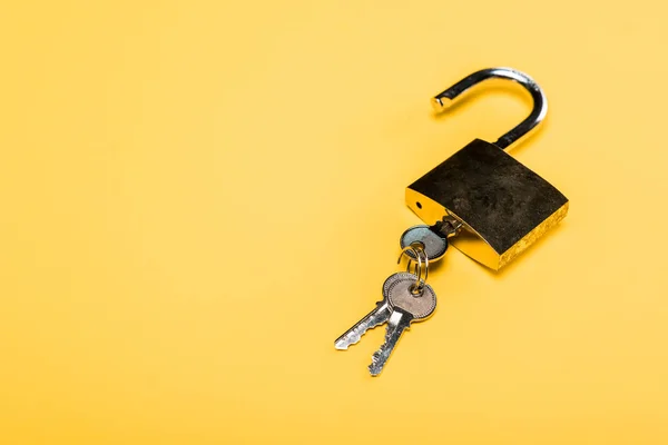 黄色に隔離された鍵付き南京錠 — ストック写真