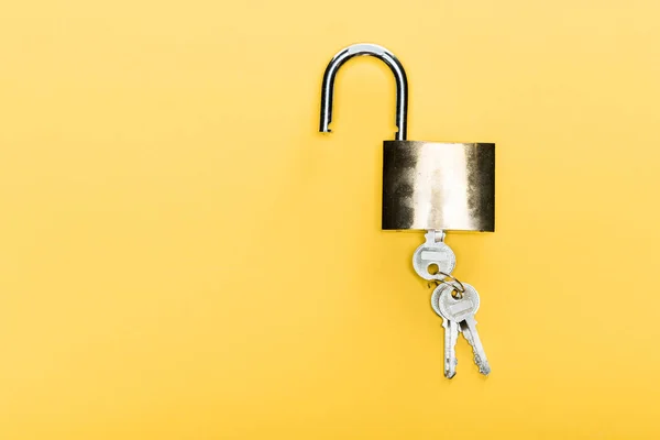 Top View Locker Keys Isolated Yellow — Stock Photo, Image