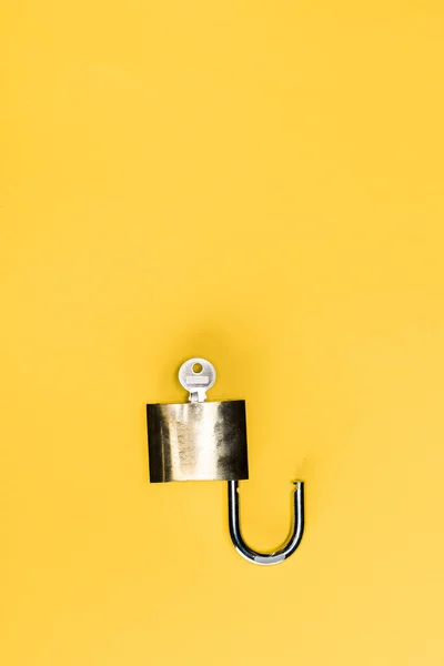Sarı Dolaptaki Metalik Anahtarın Üst Görüntüsü — Stok fotoğraf
