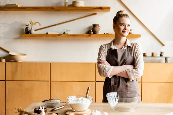 Mujer Feliz Pie Con Brazos Cruzados Cerca Los Ingredientes Mesa — Foto de Stock