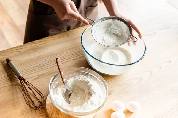 Pandangan Terpotong Dari Wanita Muda Menyaring Tepung Dalam Mangkuk Kaca — Stok Foto