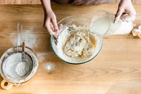 Ansicht Von Oben Frau Gießt Milch Schüssel Mit Teig — Stockfoto