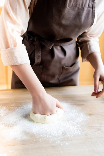 Bijgesneden Beeld Van Vrouw Kneden Deeg Tafel — Stockfoto