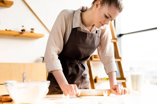 Attractive Woman Rolling Out Dough Rolling Pin — Stock Photo, Image