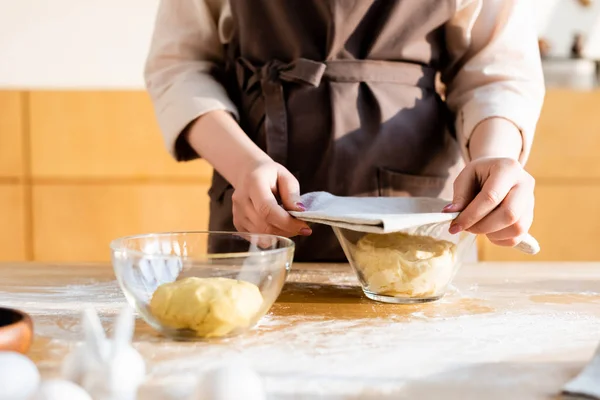 Vue Recadrée Femme Couvrant Pâte Dans Bol Verre Avec Serviette — Photo