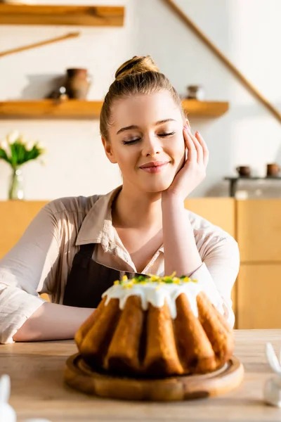 Selektivt Fokus Lycklig Kvinna Tittar Välsmakande Påsk Tårta — Stockfoto