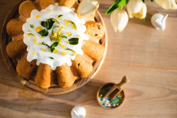 Vue Dessus Gâteau Pâques Savoureux Près Des Figurines Avec Des — Photo