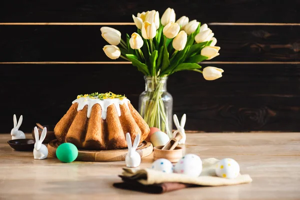 Selektivt Fokus Påskkaka Nära Figurer Med Påskhare Målade Ägg Och — Stockfoto