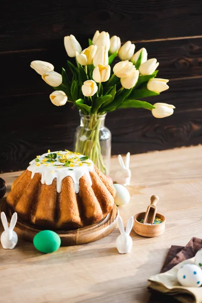 Foco Selectivo Delicioso Pastel Pascua Cerca Figuritas Con Conejos Pascua — Foto de Stock
