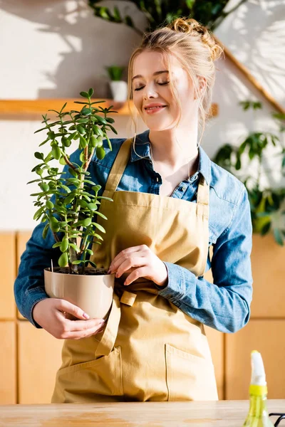 Vrolijke Jonge Vrouw Met Gesloten Ogen Houden Plant Bloempot — Stockfoto