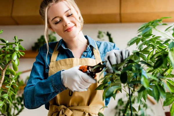 Enfoque Selectivo Mujer Feliz Guantes Con Tijeras Jardinería Cerca Hojas — Foto de Stock