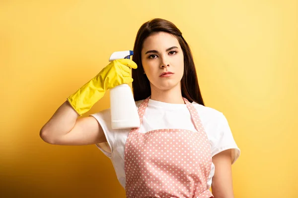 Serious Housewife Apron Rubber Gloves Imitating Self Killing Spray Bottle — Stock Photo, Image