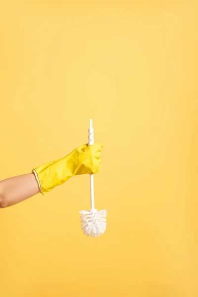 Vista Parziale Della Donna Guanto Gomma Tenuta Stantuffo Isolato Giallo — Foto Stock