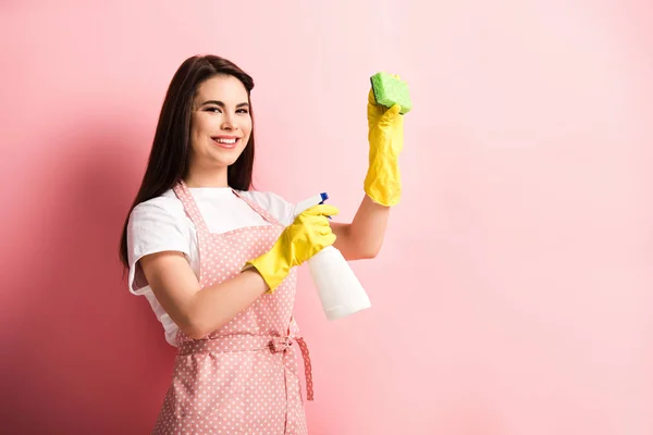 Dona Casa Alegre Avental Luvas Borracha Segurando Spray Garrafa Esponja — Fotografia de Stock