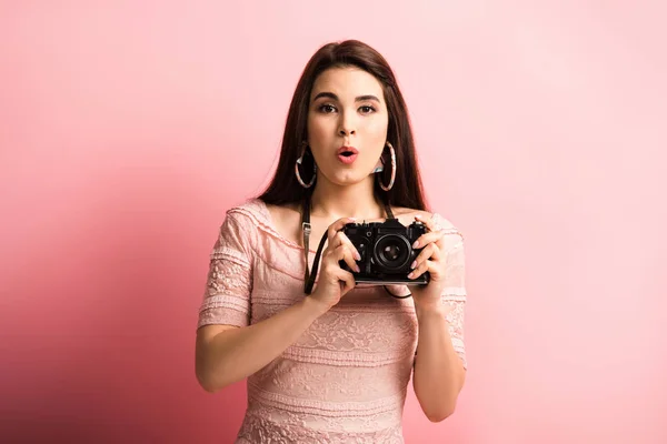 Εντυπωσιασμένος Φωτογράφος Κοιτάζοντας Κάμερα Ενώ Κρατώντας Ψηφιακή Φωτογραφική Μηχανή Ροζ — Φωτογραφία Αρχείου
