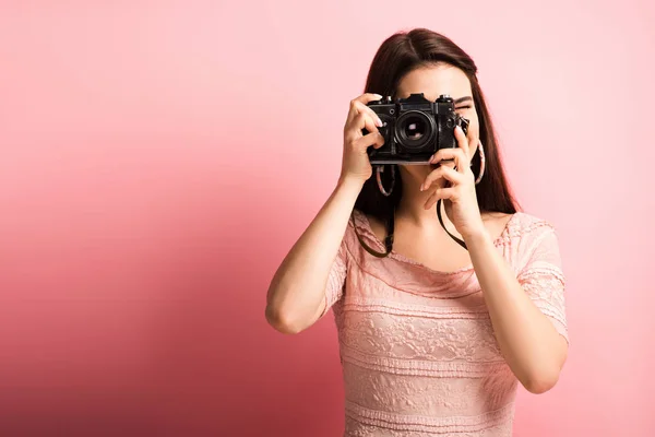 Fotógrafo Vestido Elegante Tomando Fotos Cámara Digital Sobre Fondo Rosa — Foto de Stock