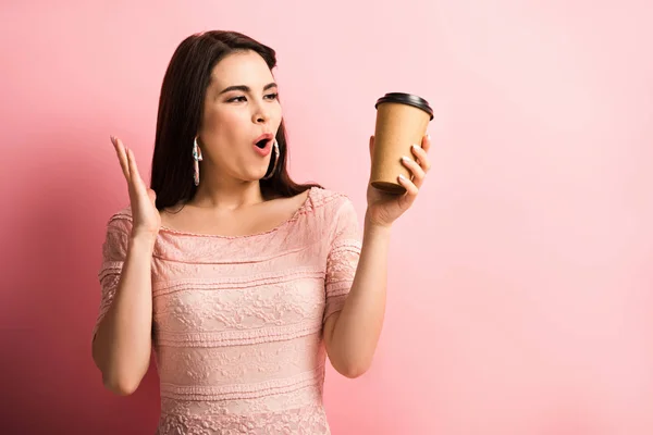 Förvånad Flicka Som Visar Wow Gest Medan Håller Kaffe För — Stockfoto